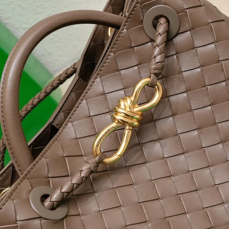 Batch 1860 B's 2024 spring and summer new style continues the brand's woven style with detailed metal knot switch buckles. This time, the shoulder straps are also made into tube weaves, showing different craftsmanship. The carrying method is versatile to create more different styles. Intrecciato woven leather small handbag, equipped with sliding crossbody strap. Internal compartments, including 1 zipper pocket and 2 open pockets with magnetic buckle closure. Size: 25*20*10cm, model: 7463#
